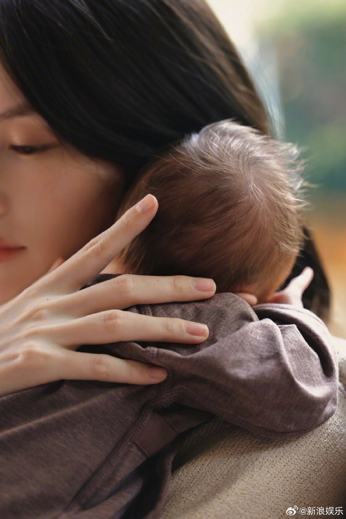 Cuộc sống thật của H.T - nàng thơ giấu cả thế giới sinh con cho chủ tịch nổi tiếng showbiz