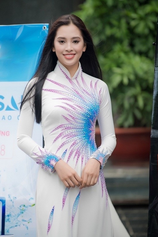 Ngay từ những ngày đầu xuất hiện, cô đã nhanh chóng thu hút sự chú ý nhờ gương mặt hài hòa, sống mũi cao, đôi mắt sắc nét cùng nụ cười rạng rỡ. Ảnh: Tổng hợp