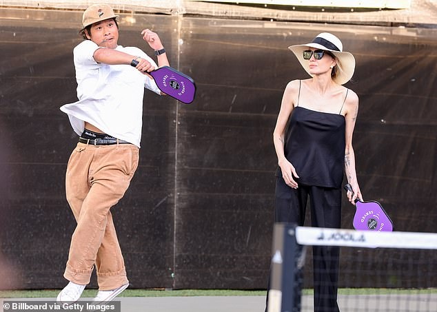 Pax Thiên tham gia thi đấu pickleball cùng mẹ Angelina Jolie. Hình ảnh anh khỏe khoắn chơi thể thao khiến công chúng an tâm về tình trạng sức khỏe của Pax Thiên sau khi vướng tin đồn qua đời vì ung thư và hậu chấn thương nặng vì tai nạn xe. Ảnh: Getty Images.