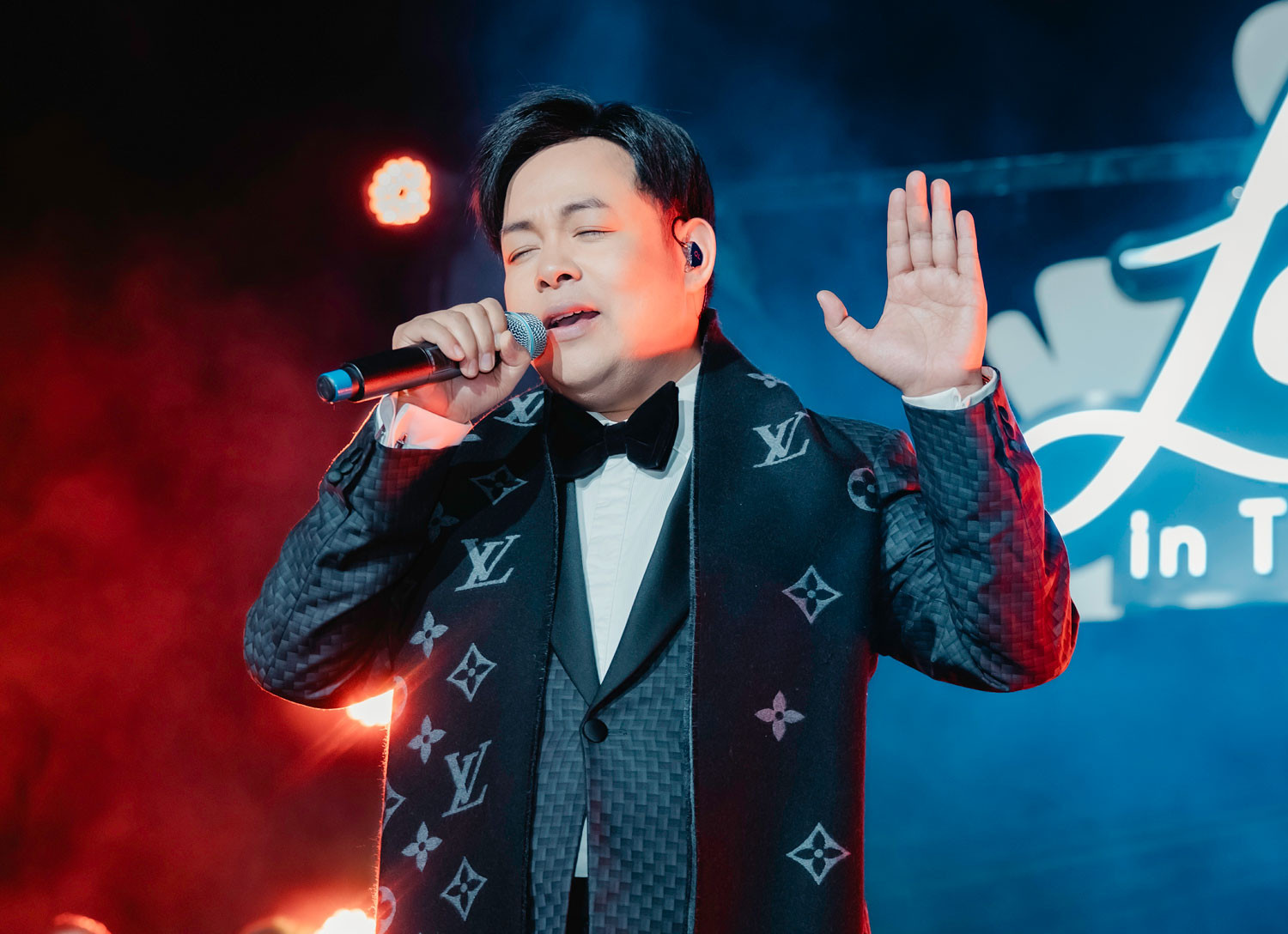 Quang Lê được đánh giá là một trong những ca sĩ hàng đầu của dòng nhạc dân ca, trữ tình. Ảnh: FBNV