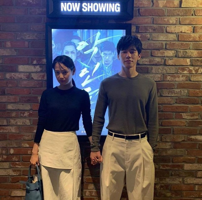 “Thầy giáo” bảnh nhất lúc này: U50 body hết nước chấm, cùng vợ làm thành couple mặc chất suốt một thập kỷ