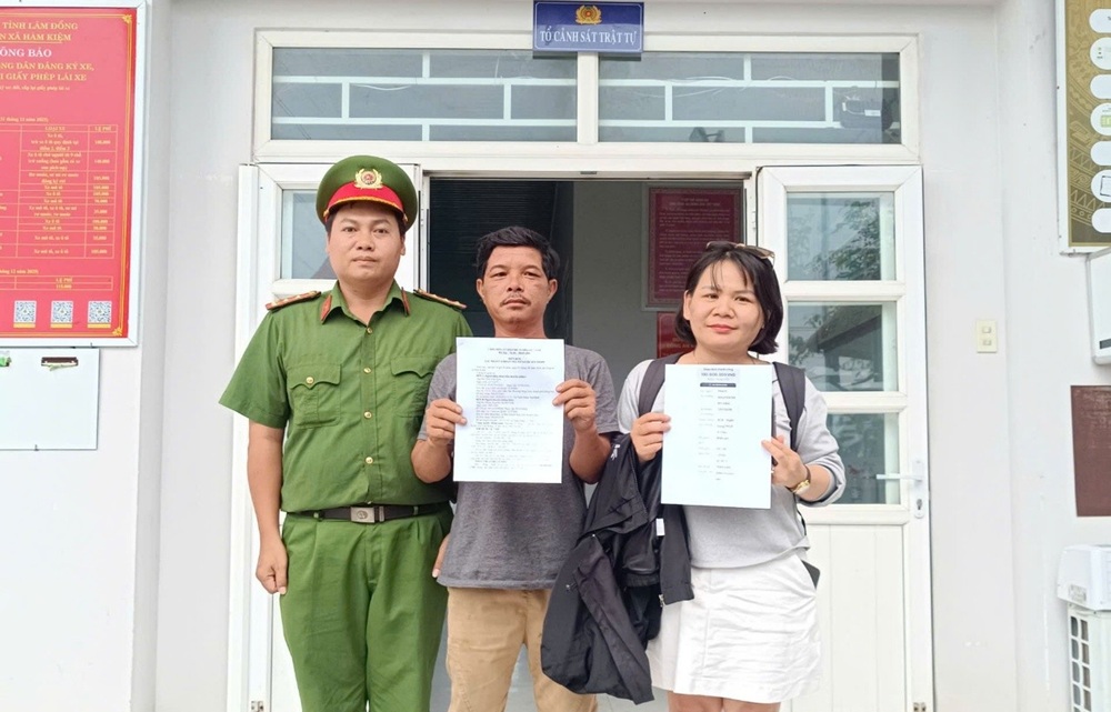 Đồng chí Đại úy Nguyễn Trí Thức - cán bộ Tổ Cảnh sát khu vực hỗ trợ công dân nhận lại tiền chuyển khoản nhầm