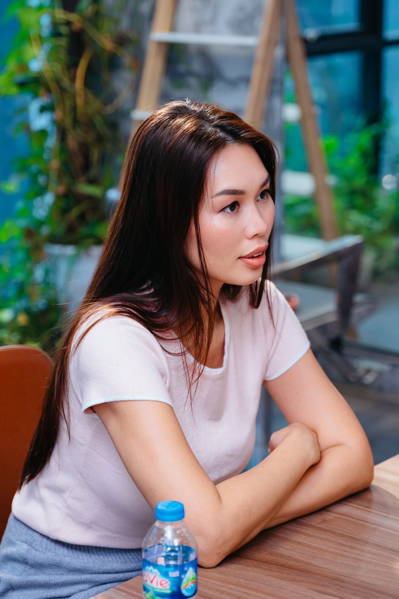   Siêu mẫu Hà Anh bày tỏ sự bức xúc trước việc nhiều người lớn tuổi trở thành đối tượng bị nhắm tới trong vụ lừa đảo kỳ nghỉ. Ảnh: FBNV  