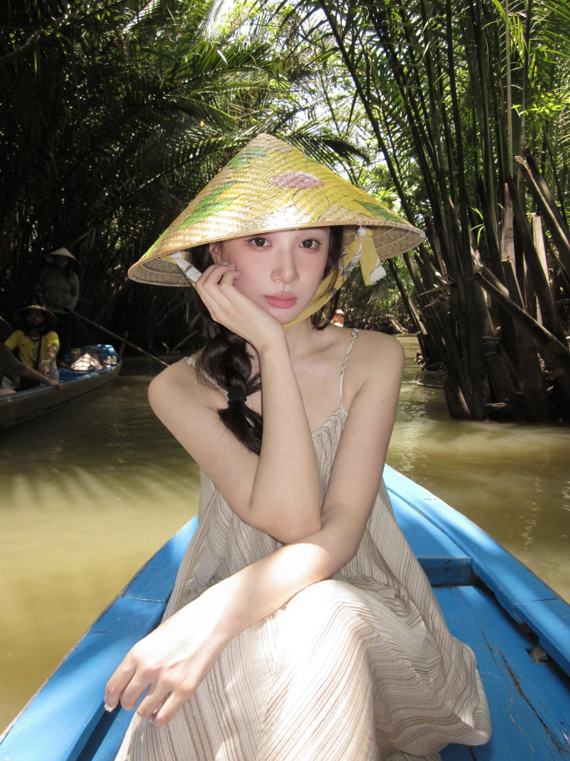 Tỷ tỷ xứ Trung đua nhau mặc sườn xám ghé miền Tây đội nón lá chèo xuồng, làm nên mấy bộ hình