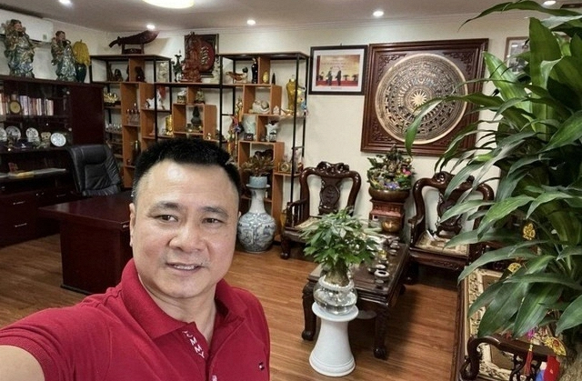 Trong căn phòng còn bài trí nhiều bức tượng đẹp mắt, tổng thể như một bảo tàng thu nhỏ