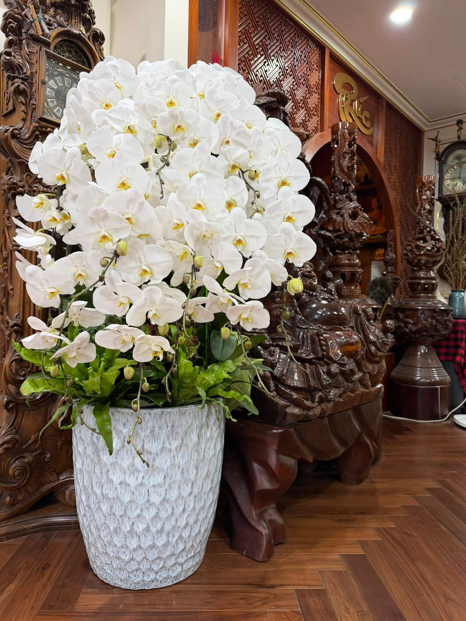 Bên ngoài gian thờ, NSND Tự Long còn bài trí chậu hoa tươi đẹp mắt, góp phần tăng thêm vẻ trang nhã và ấm cúng cho khu vực này.