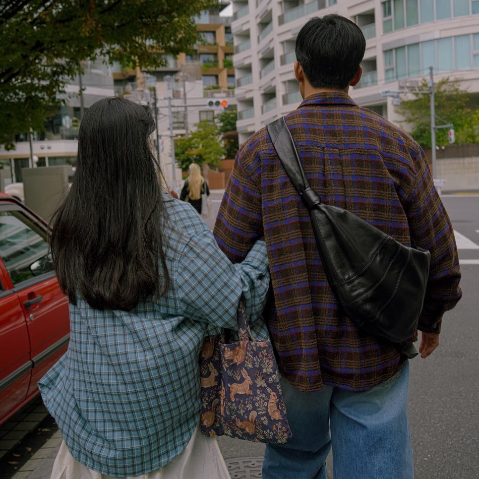 “Thầy giáo” bảnh nhất lúc này: U50 body hết nước chấm, cùng vợ làm thành couple mặc chất suốt một thập kỷ