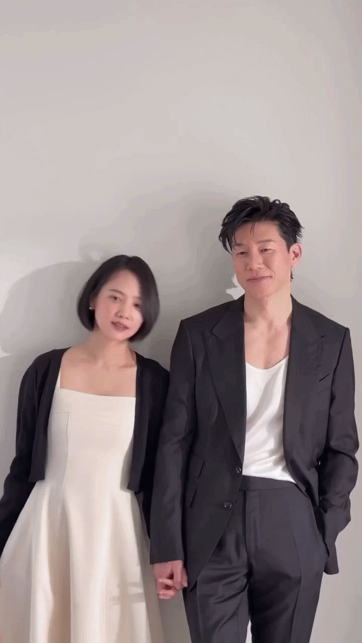 “Thầy giáo” bảnh nhất lúc này: U50 body hết nước chấm, cùng vợ làm thành couple mặc chất suốt một thập kỷ