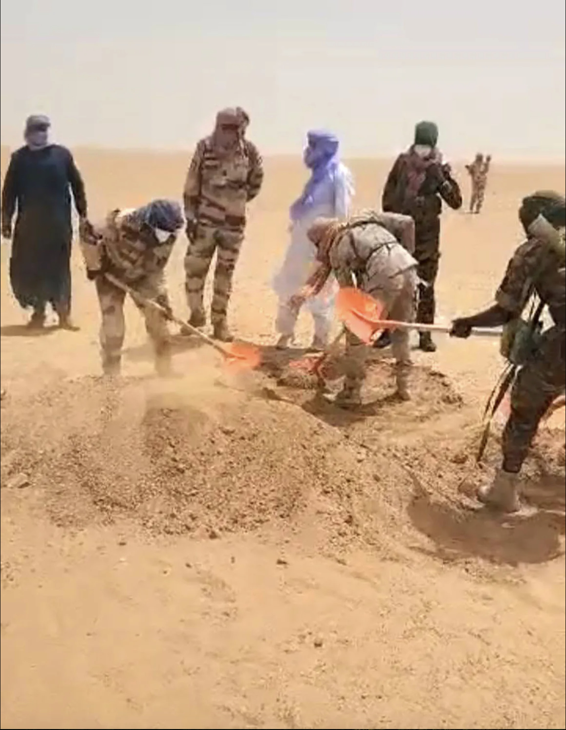 Ám ảnh hiện trường vụ hỏng xe giữa sa mạc Sahara: 49 người tử vong vì khát nước, 2 người sống sót thần kỳ nhờ đi bộ 48km