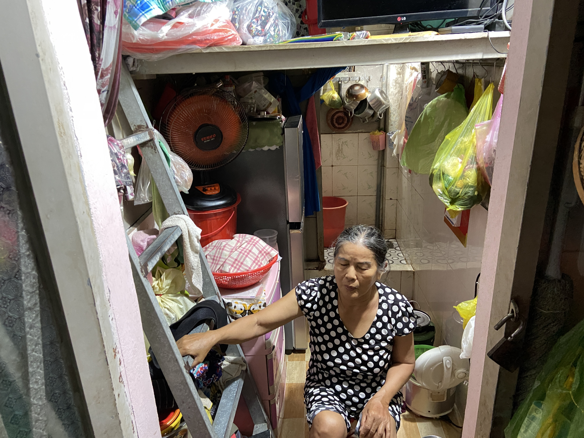 Bà Nguyễn Thị Hoa (66 tuổi) là một trong số những cư dân vẫn đang sinh sống trong cư xá Thanh Đa. Góc phòng chật hẹp dưới chân cầu thang lô 8 là nơi bà và gia đình đã gắn bó suốt nhiều năm qua
