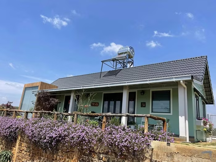 Nhà vườn rộng 2.000m2 xinh xắn, ấm cúng của vợ chồng ca sĩ Hoàng Lê Vi