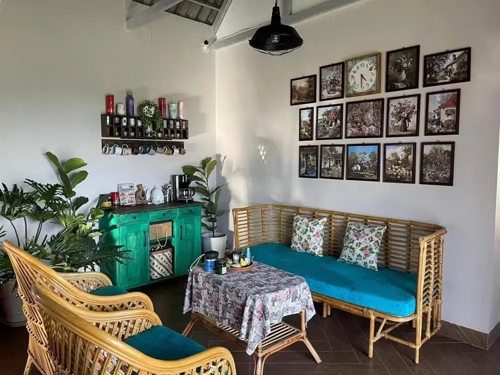 Không gian phòng khách có thiết kế mộc mạc, giản dị