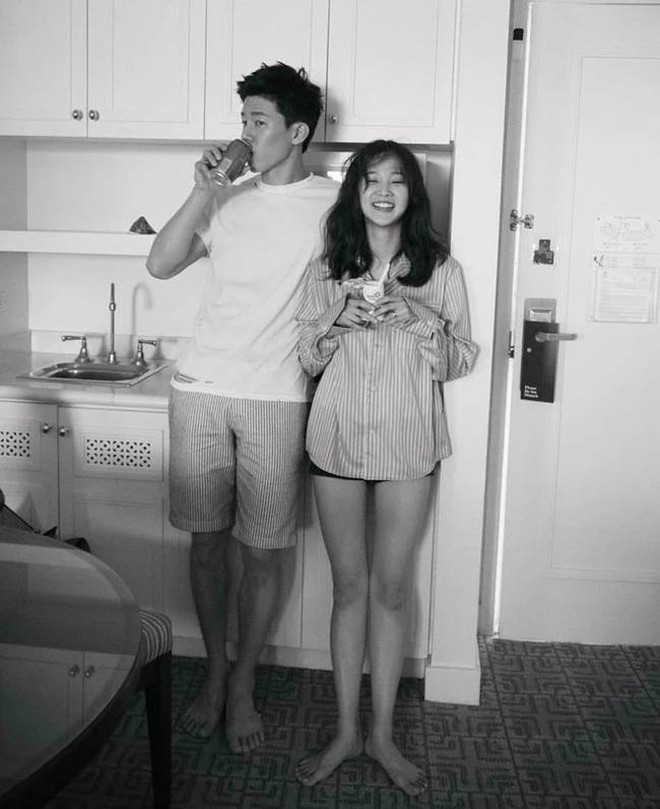 “Thầy giáo” bảnh nhất lúc này: U50 body hết nước chấm, cùng vợ làm thành couple mặc chất suốt một thập kỷ