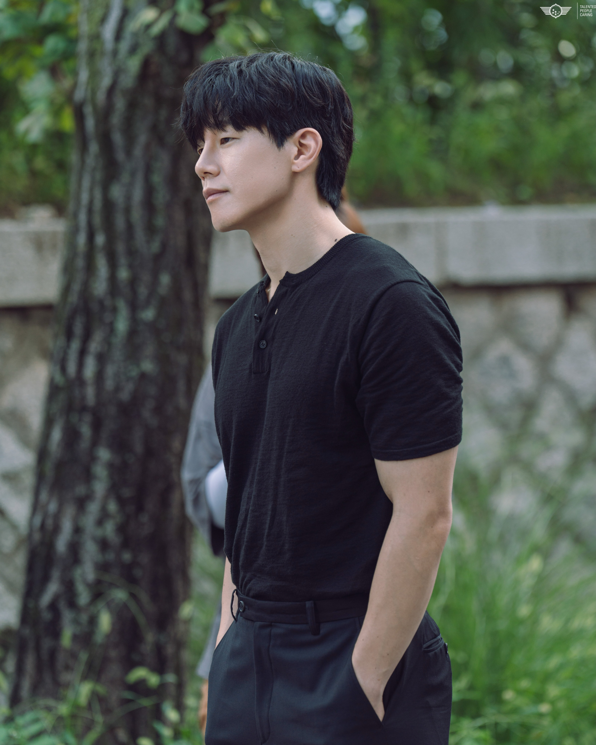 “Thầy giáo” bảnh nhất lúc này: U50 body hết nước chấm, cùng vợ làm thành couple mặc chất suốt một thập kỷ
