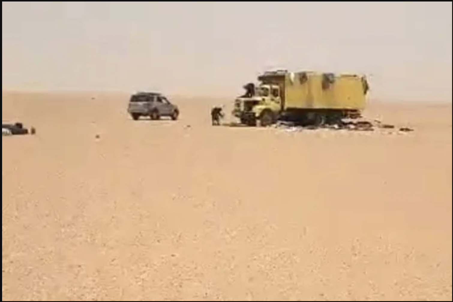 Ám ảnh hiện trường vụ hỏng xe giữa sa mạc Sahara: 49 người tử vong vì khát nước, 2 người sống sót thần kỳ nhờ đi bộ 48km