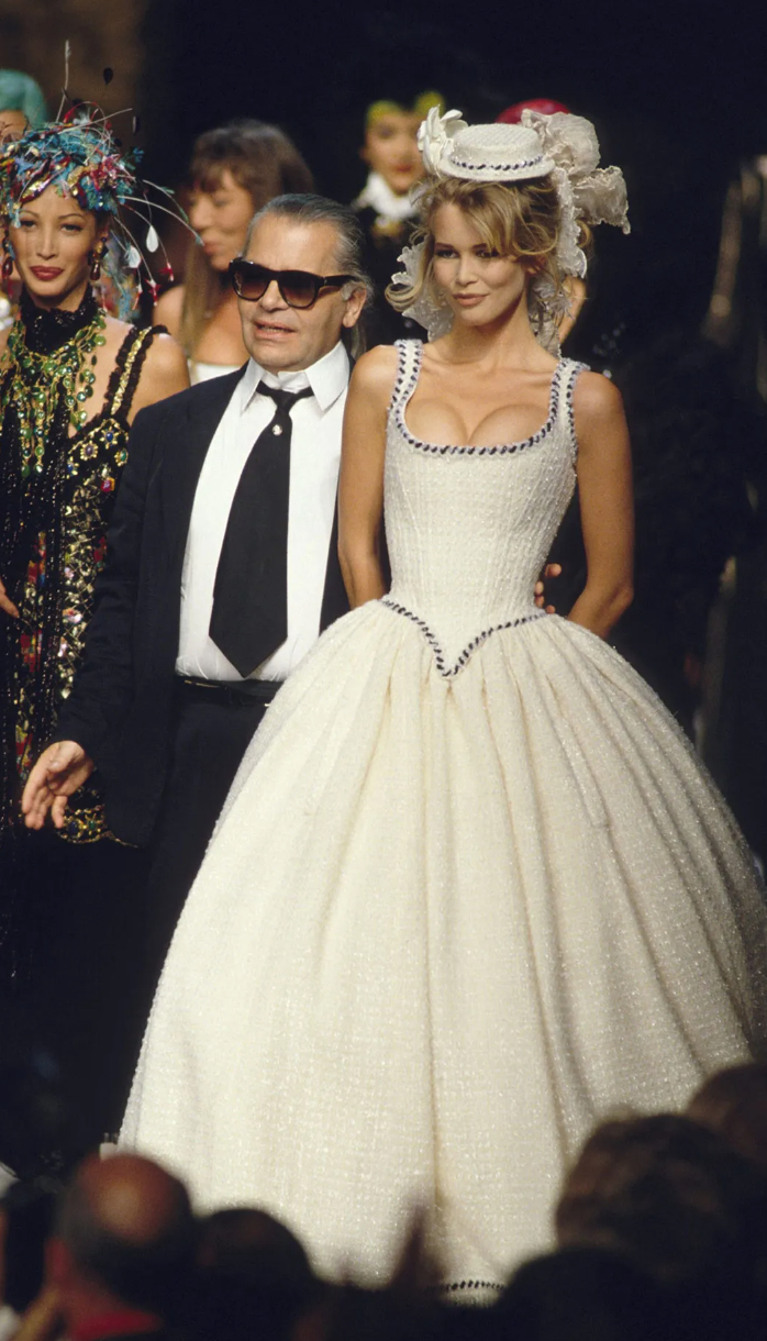 Chính NTK Karl Lagerfeld là người nhìn thấy tiềm năng đặc biệt ở Claudia và biến cô thành một trong những nàng thơ nổi tiếng nhất lịch sử nhà mốt Pháp.