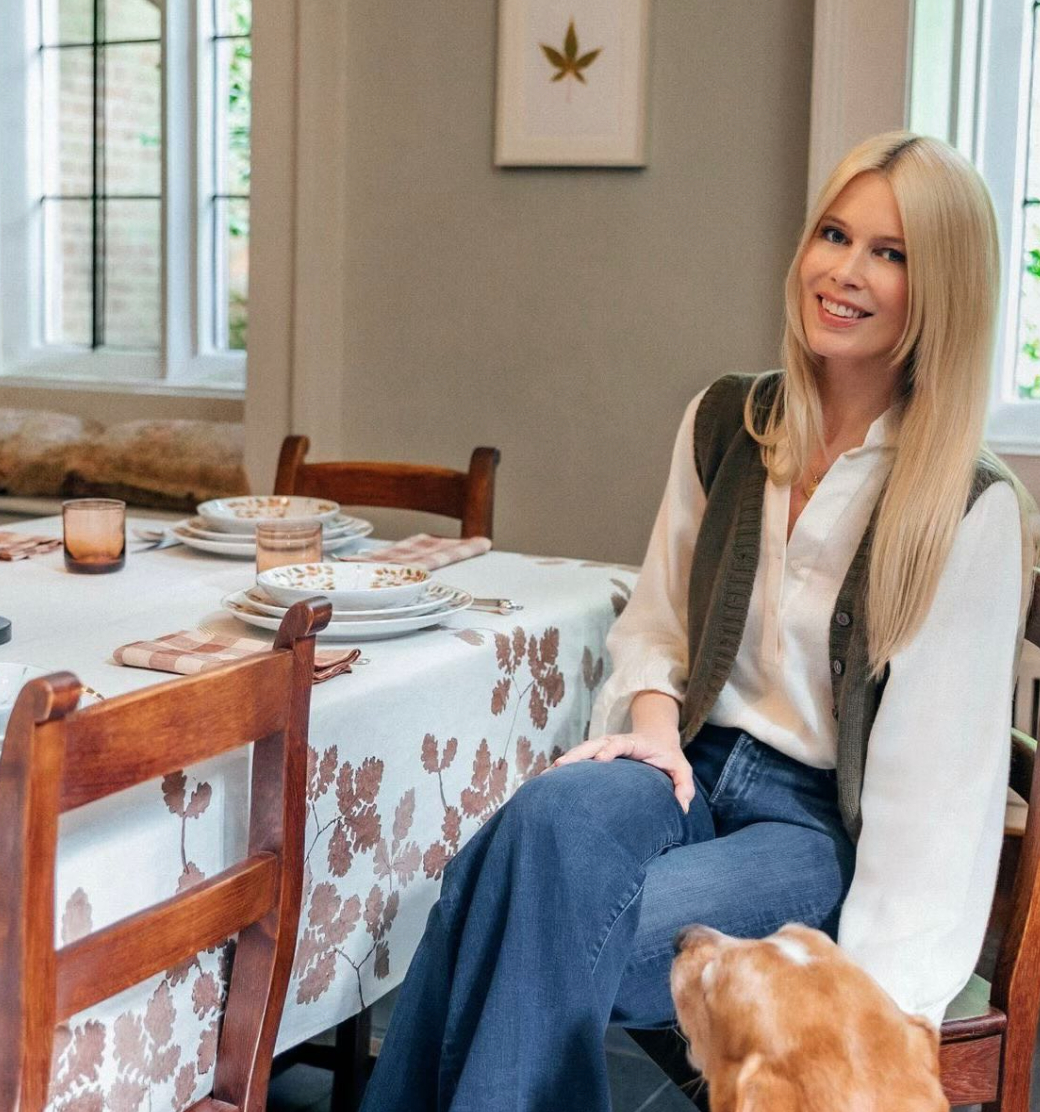   Claudia Schiffer vẫn giữ được làn da săn chắc và vẻ ngoài rạng rỡ nhờ duy trì thói quen tập luyện đều đặn cùng chế độ ăn uống lành mạnh.  