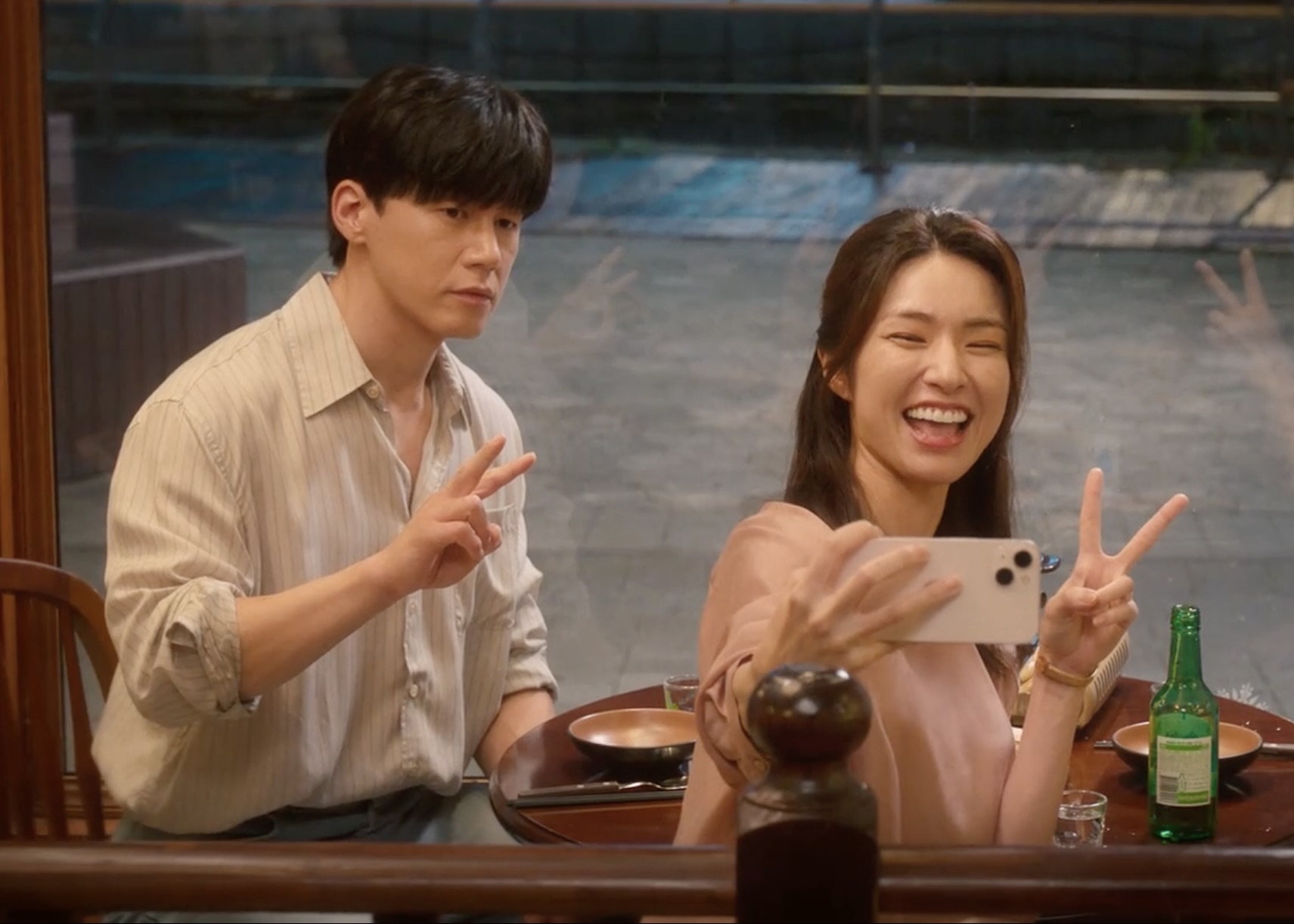 “Thầy giáo” bảnh nhất lúc này: U50 body hết nước chấm, cùng vợ làm thành couple mặc chất suốt một thập kỷ