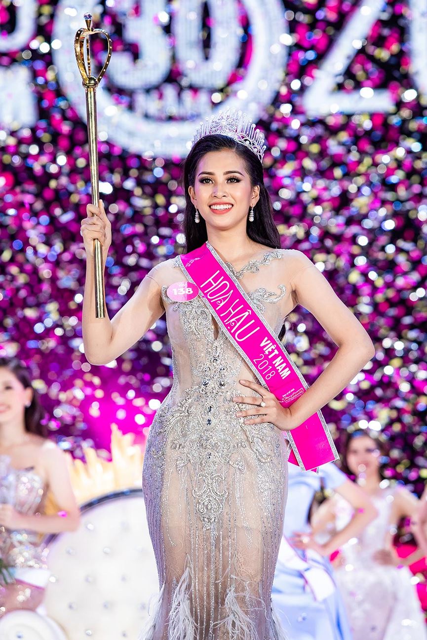 Tiểu Vy đăng quang Hoa hậu Việt Nam 2018 khi mới 18 tuổi và nhanh chóng trở thành một trong những nàng hậu được chú ý nhất Vbiz. Ảnh: FBNV