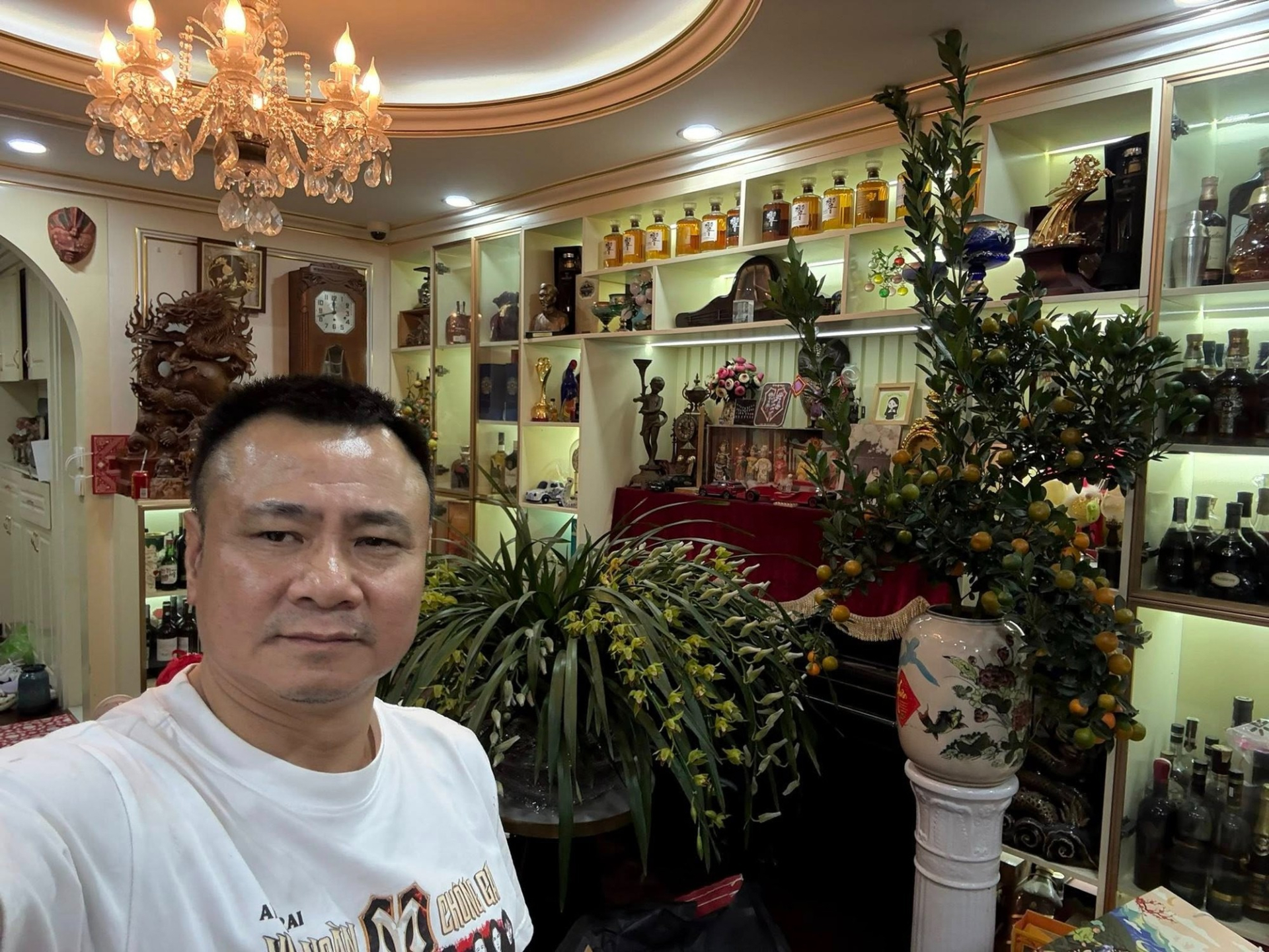 Góc phòng khách gây ấn tượng với tủ trưng bày rượu cùng nhiều đồ trang trí giá trị