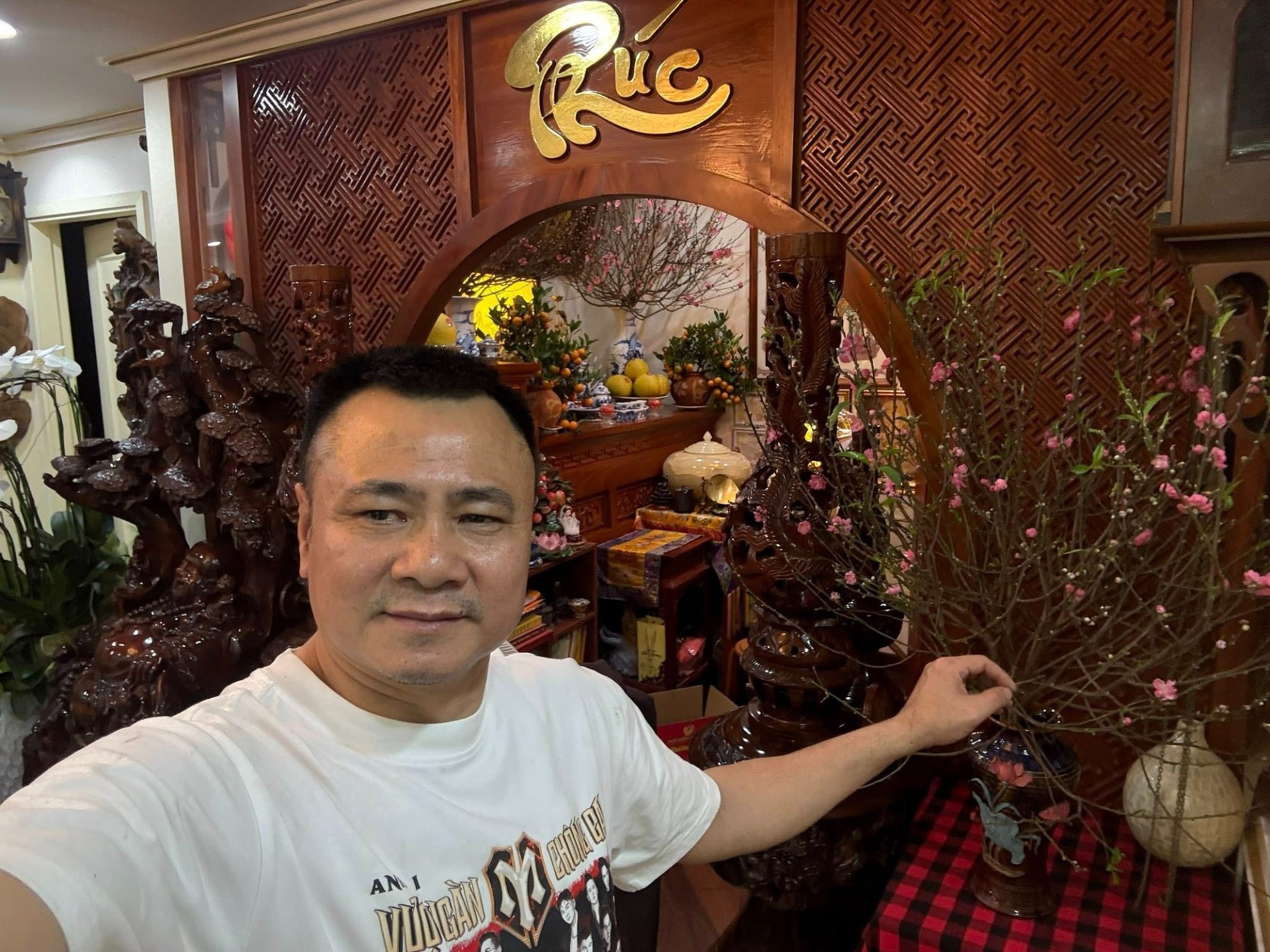 Không gian thờ cúng trong căn hộ của NSND Tự Long