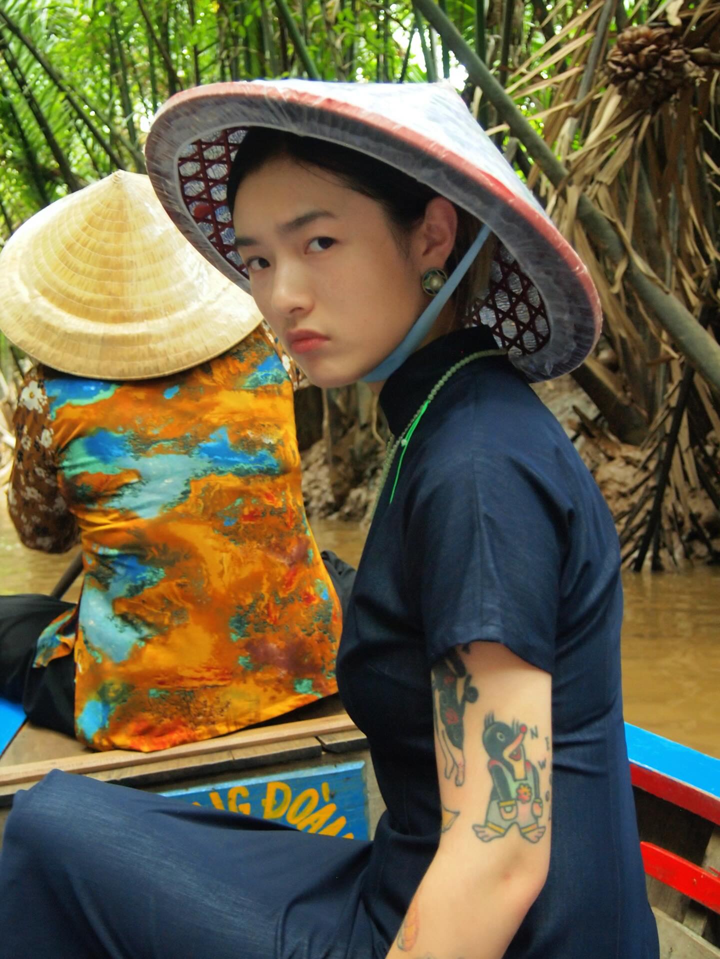 Tỷ tỷ xứ Trung đua nhau mặc sườn xám ghé miền Tây đội nón lá chèo xuồng, làm nên mấy bộ hình