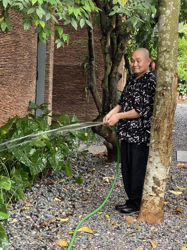 Xuân Hinh dành nhiều thời gian chăm chút cho góc sân vườn