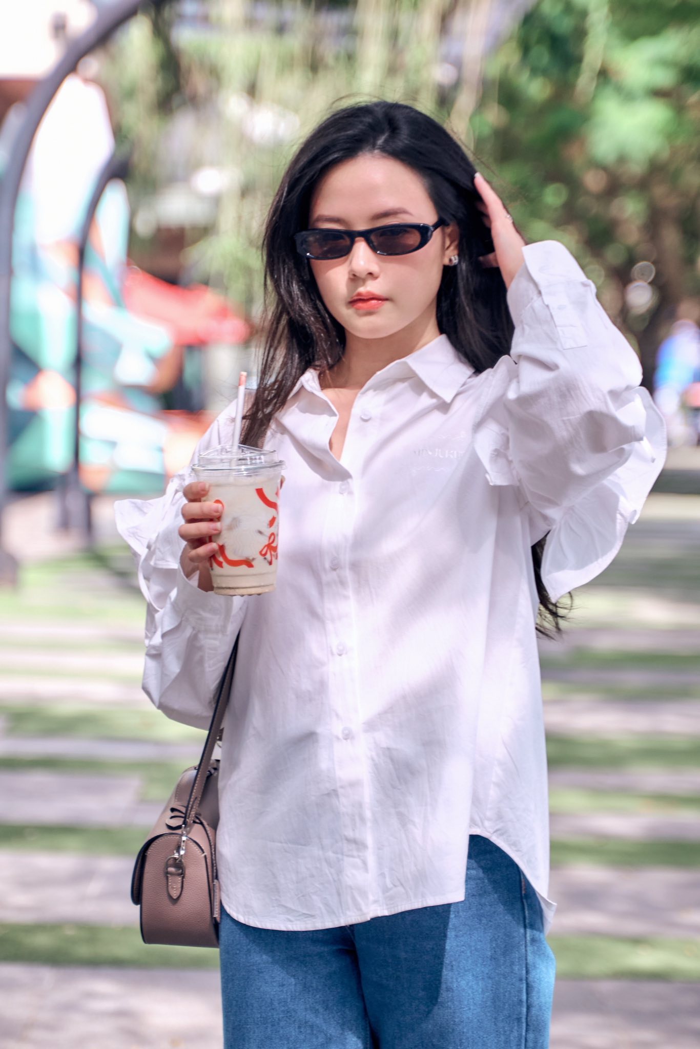 Midu mặc váy rộng thùng thình bên chồng thiếu gia, thay đổi 1 thứ giống mẹ bỉm