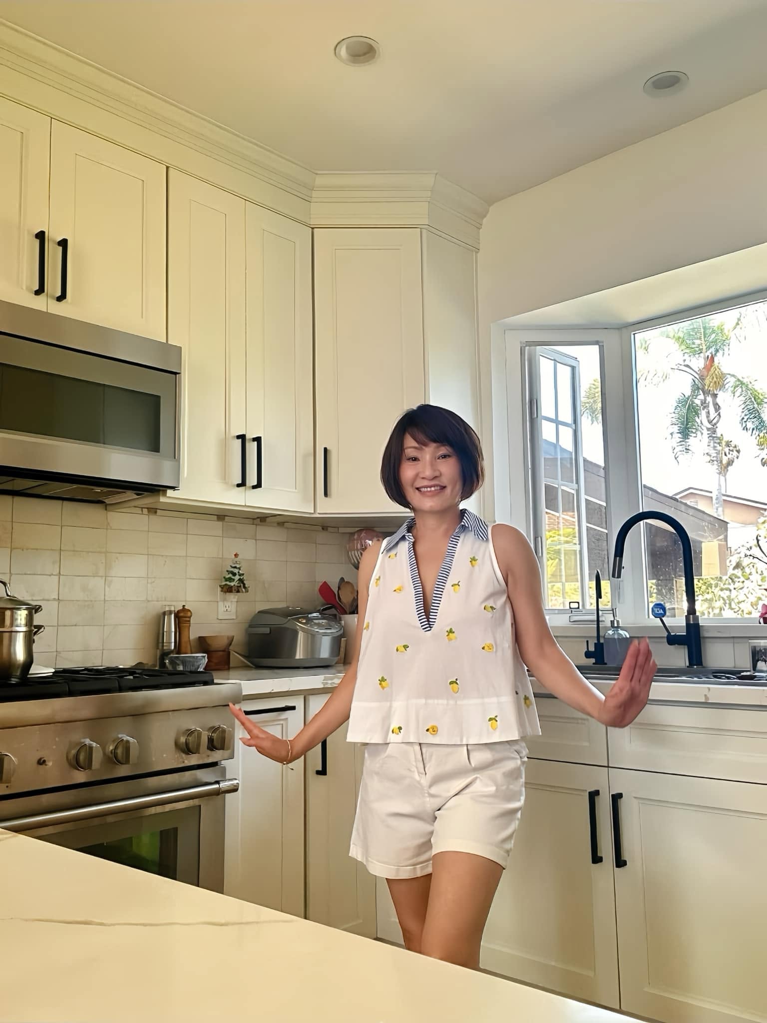 Nữ nghệ sĩ Việt ly hôn chồng sau 24 năm chung sống: U70 vẫn giữ được nhan sắc trẻ đẹp, sống chill trong biệt thự trắng ngập tràn cây hoa