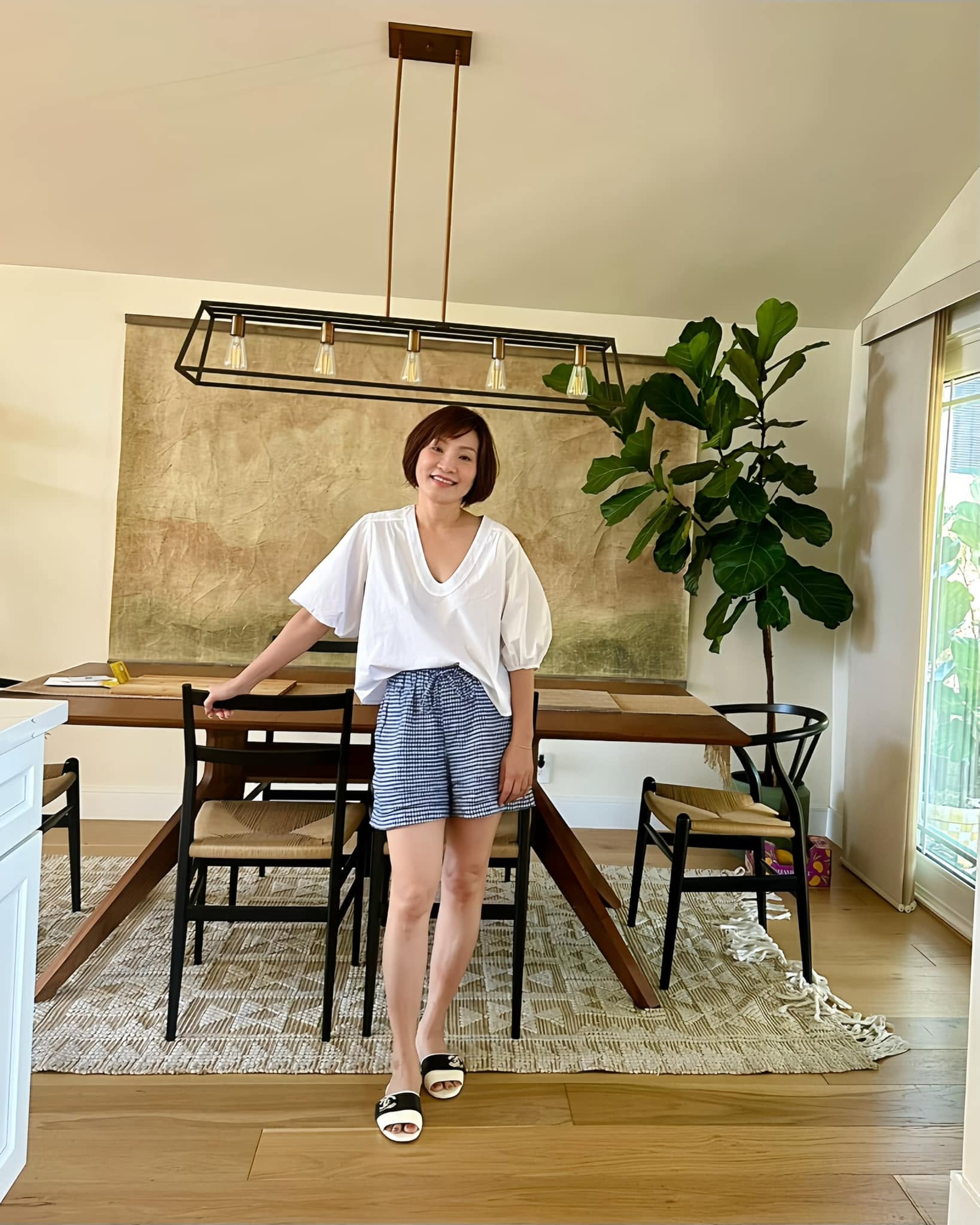 Nữ nghệ sĩ Việt ly hôn chồng sau 24 năm chung sống: U70 vẫn giữ được nhan sắc trẻ đẹp, sống chill trong biệt thự trắng ngập tràn cây hoa