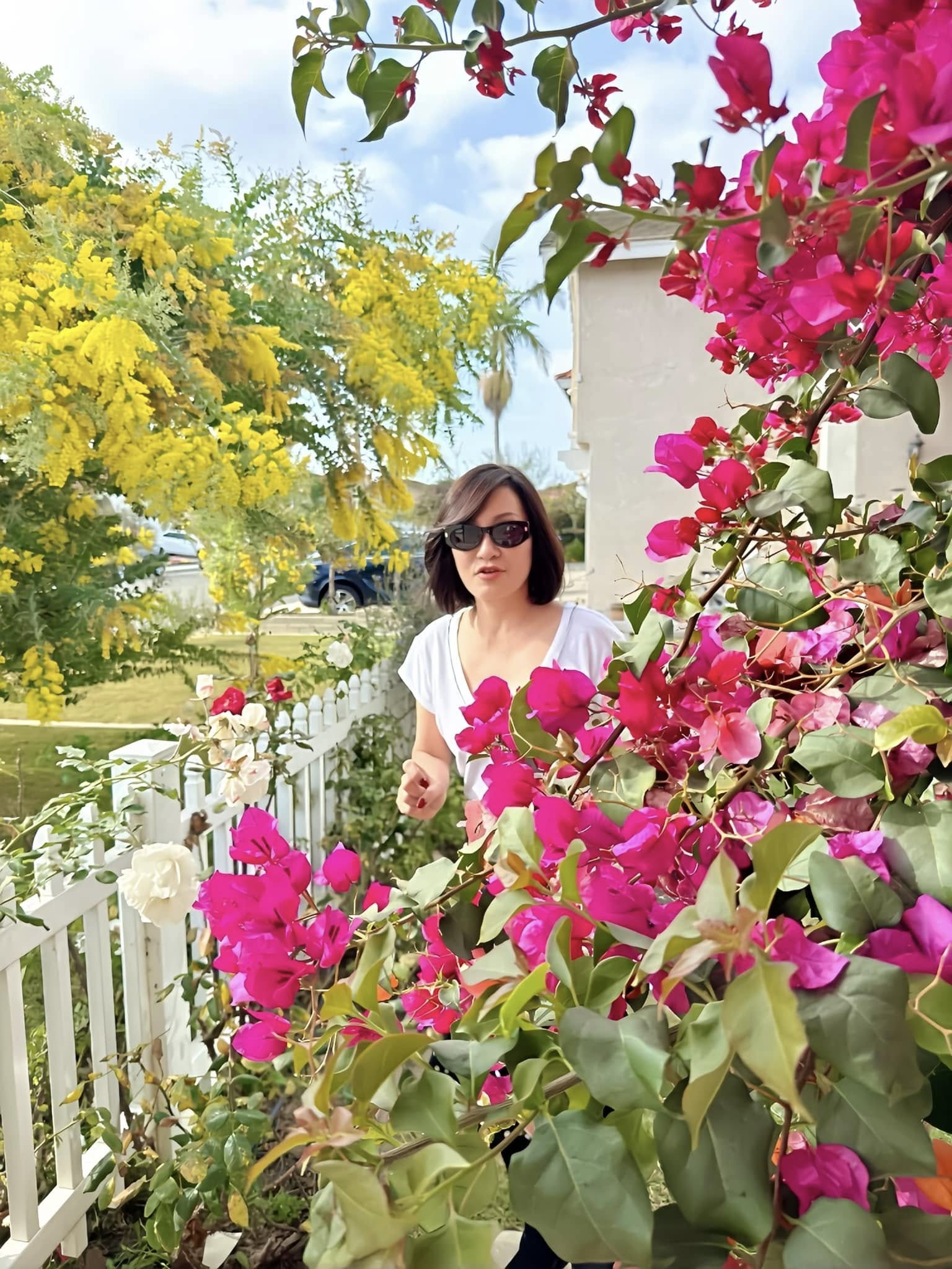Nữ nghệ sĩ Việt ly hôn chồng sau 24 năm chung sống: U70 vẫn giữ được nhan sắc trẻ đẹp, sống chill trong biệt thự trắng ngập tràn cây hoa