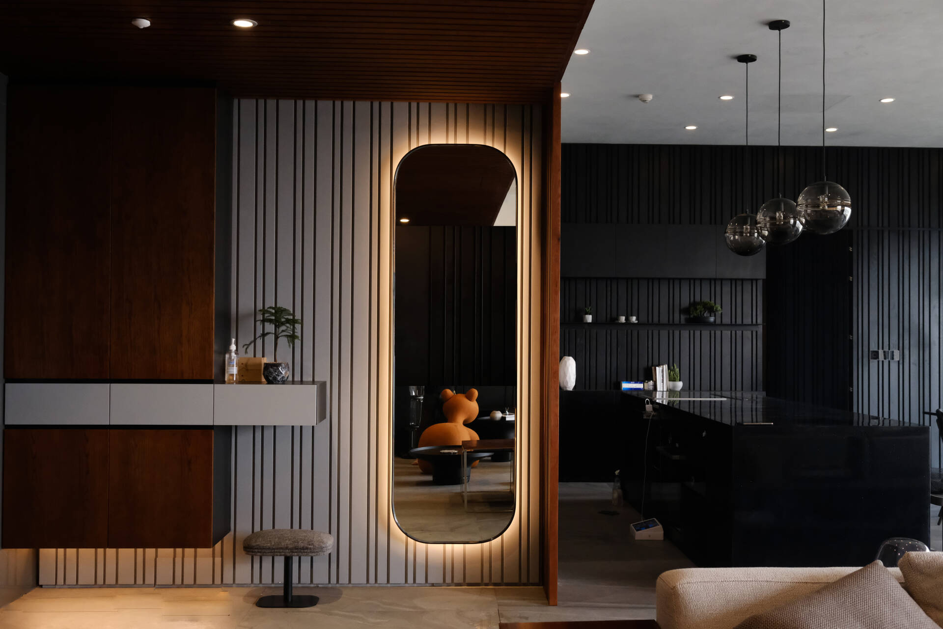 Tại đây có gương soi trang bị hệ đèn LED giúp không gian thêm mềm mại, sinh động