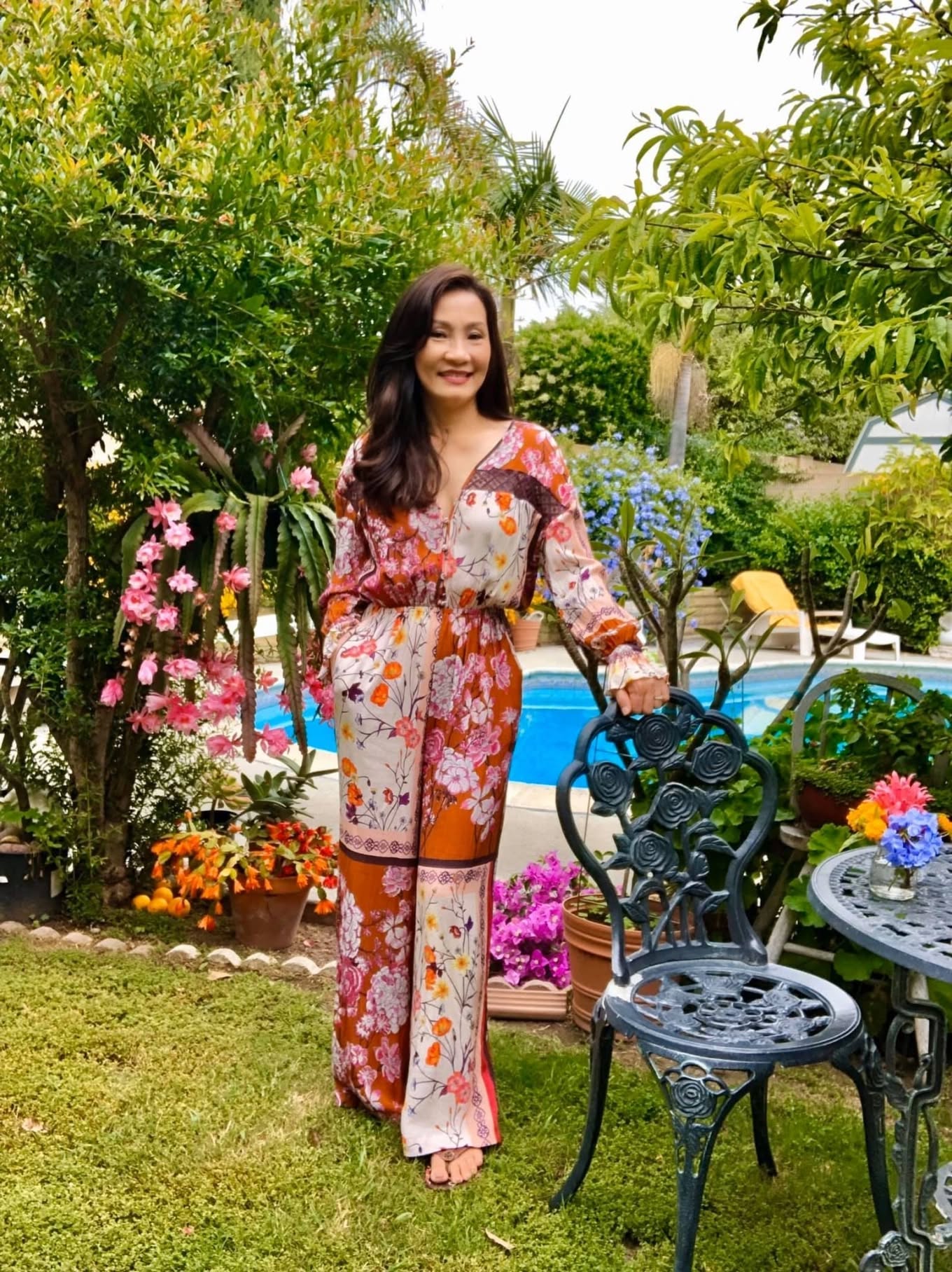 Nữ nghệ sĩ Việt ly hôn chồng sau 24 năm chung sống: U70 vẫn giữ được nhan sắc trẻ đẹp, sống chill trong biệt thự trắng ngập tràn cây hoa