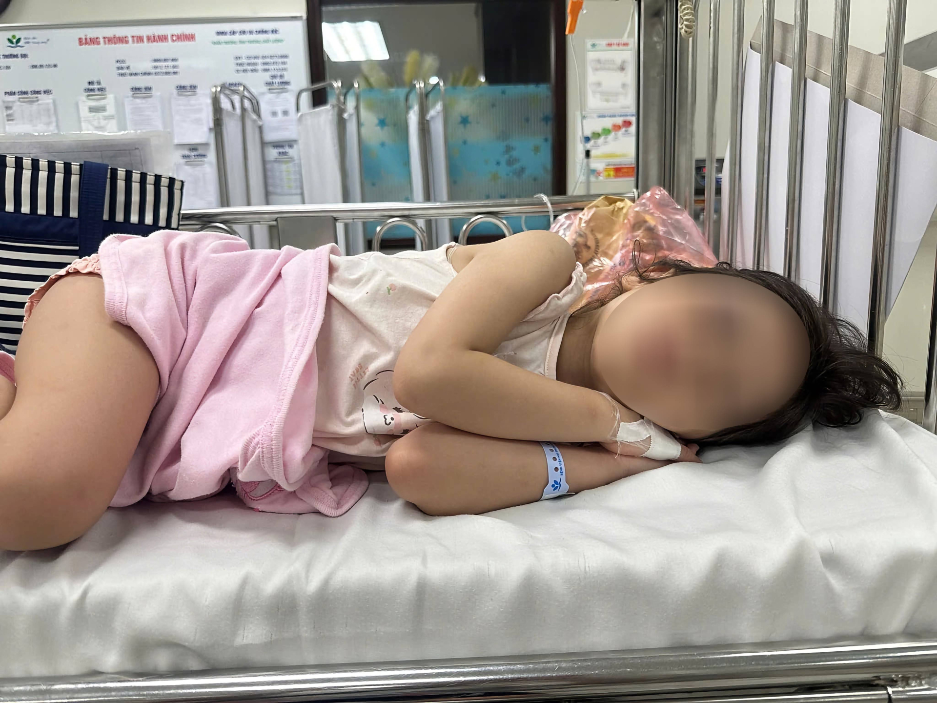 Hình ảnh bé gái được gia đình chia sẻ