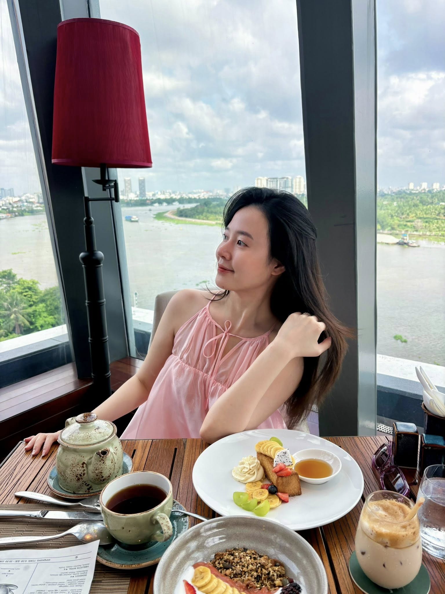 Không chỉ diện chiếc váy rộng thùng thình giấu dáng, nữ diễn viên còn thừa nhận bản thân ăn nhiều hơn trước, khiến dân mạng càng thêm xôn xao. Ảnh: FBNV