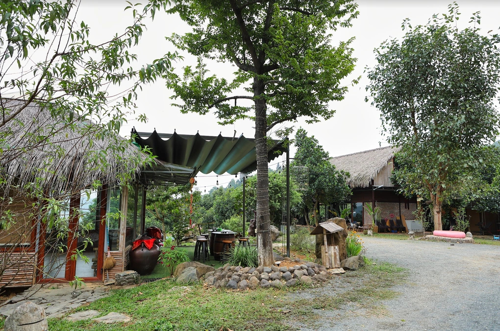 Lối dẫn vào gian nhà sinh hoạt chung, góc nào cũng đậm chất mộc mạc giản dị 