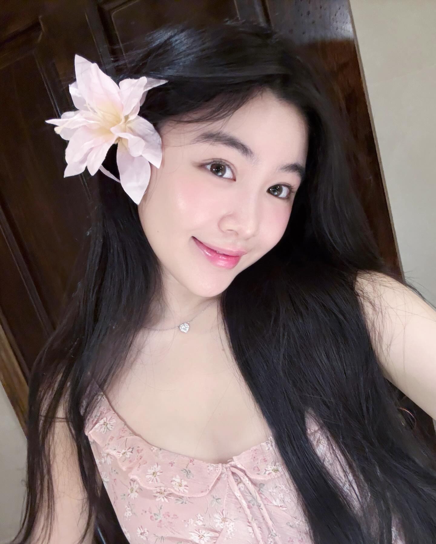 Sắc son hồng tô điểm cho vẻ đẹp ngọt ngào của Lọ Lem. (Ảnh: IGNV)