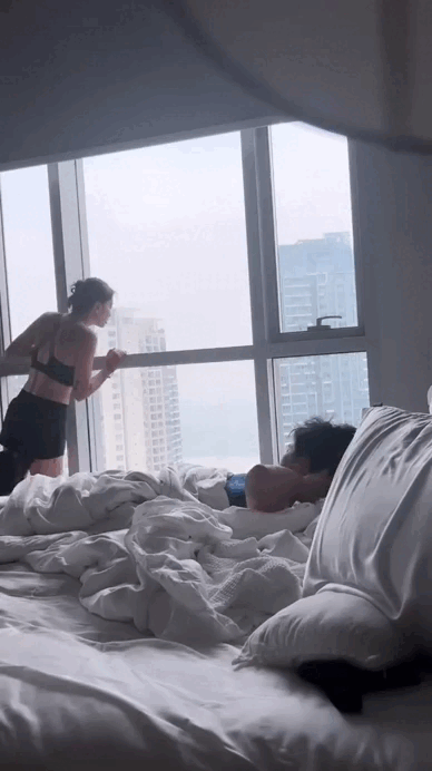 Căn phòng có hệ cửa kính giúp đón sáng hiệu quả