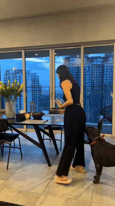 Không gian bàn ăn rộng rãi, đặt gần khu vực ban công, mở ra tầm view tuyệt đẹp