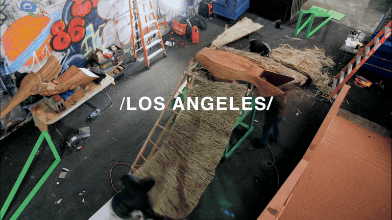 Không thèm kỹ xảo hay phông xanh: Sơn Tùng thực sự cưỡi mô hình chim lạc giữa trung tâm Los Angeles