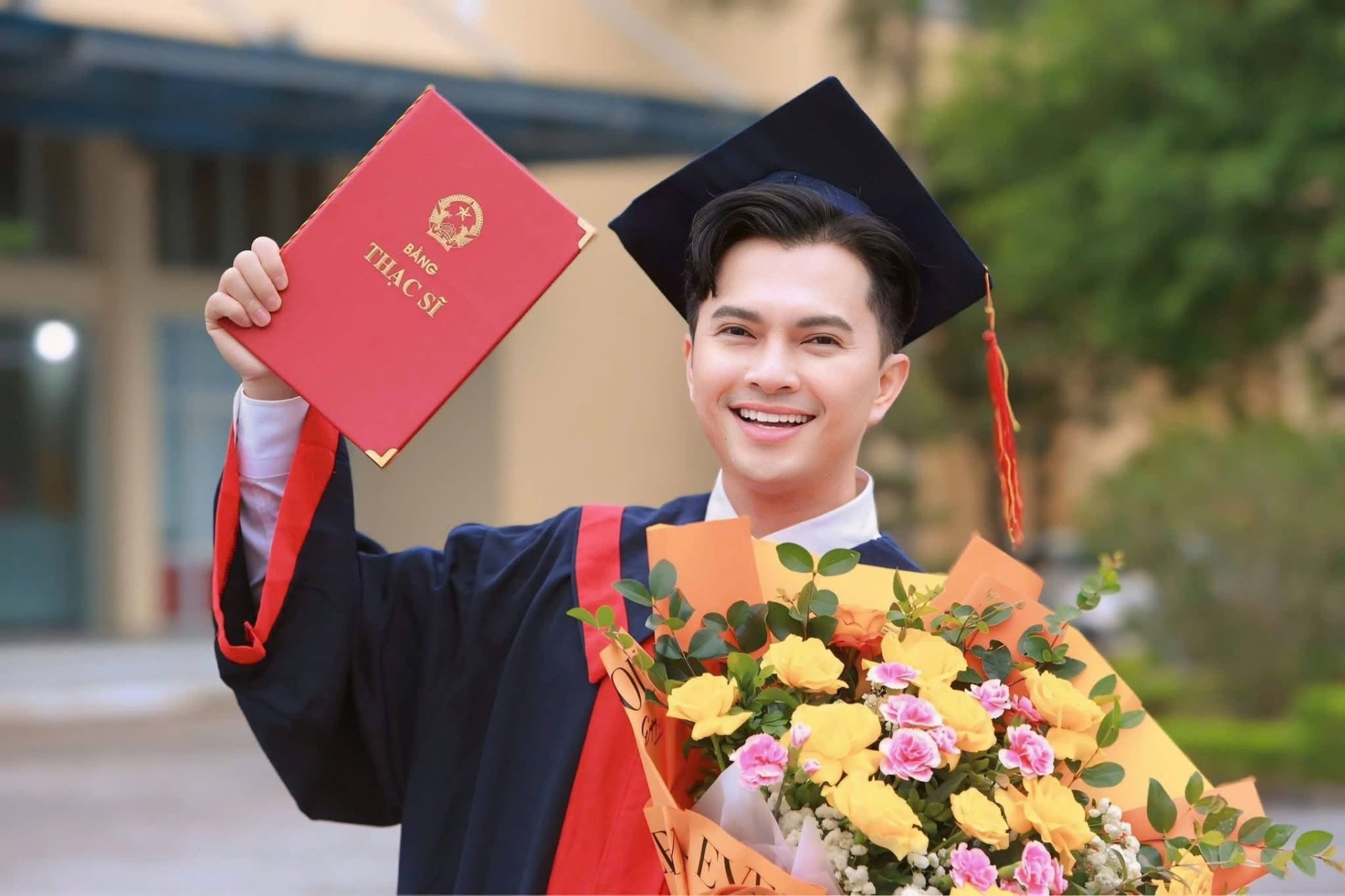 Nam Cường gây chú ý vì sở hữu 3 bằng đại học, gồm Đạo diễn Điện ảnh - Truyền hình, Quản lý văn hóa và Ngôn ngữ Anh và sau đó tiếp tục học cao học ngành Điện ảnh - Truyền hình