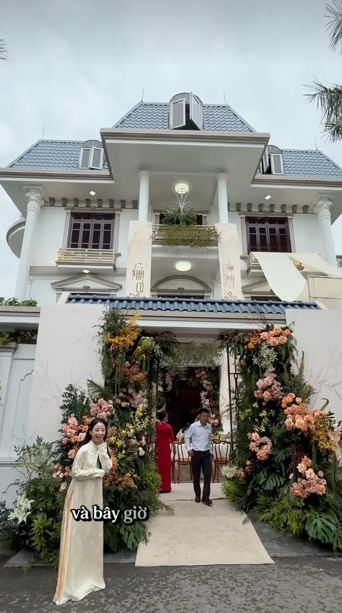 Tiểu thư Hà Tĩnh lên xe hoa “sáng nhất” một vùng: Cô dâu đeo vàng đeo đầy người, gia thế nhà chồng gây tò mò