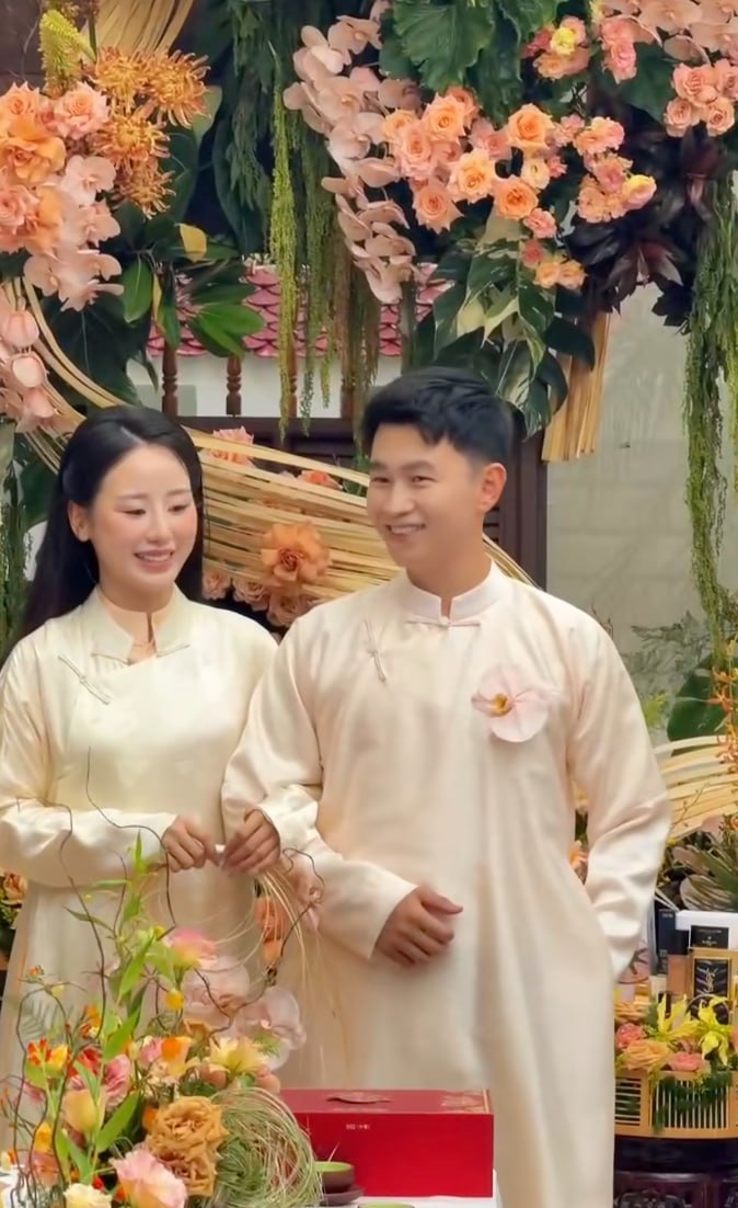 Thảo Trinh và Tùng Lâm trong lễ ăn hỏi (Nguồn: @phidiepwedding)