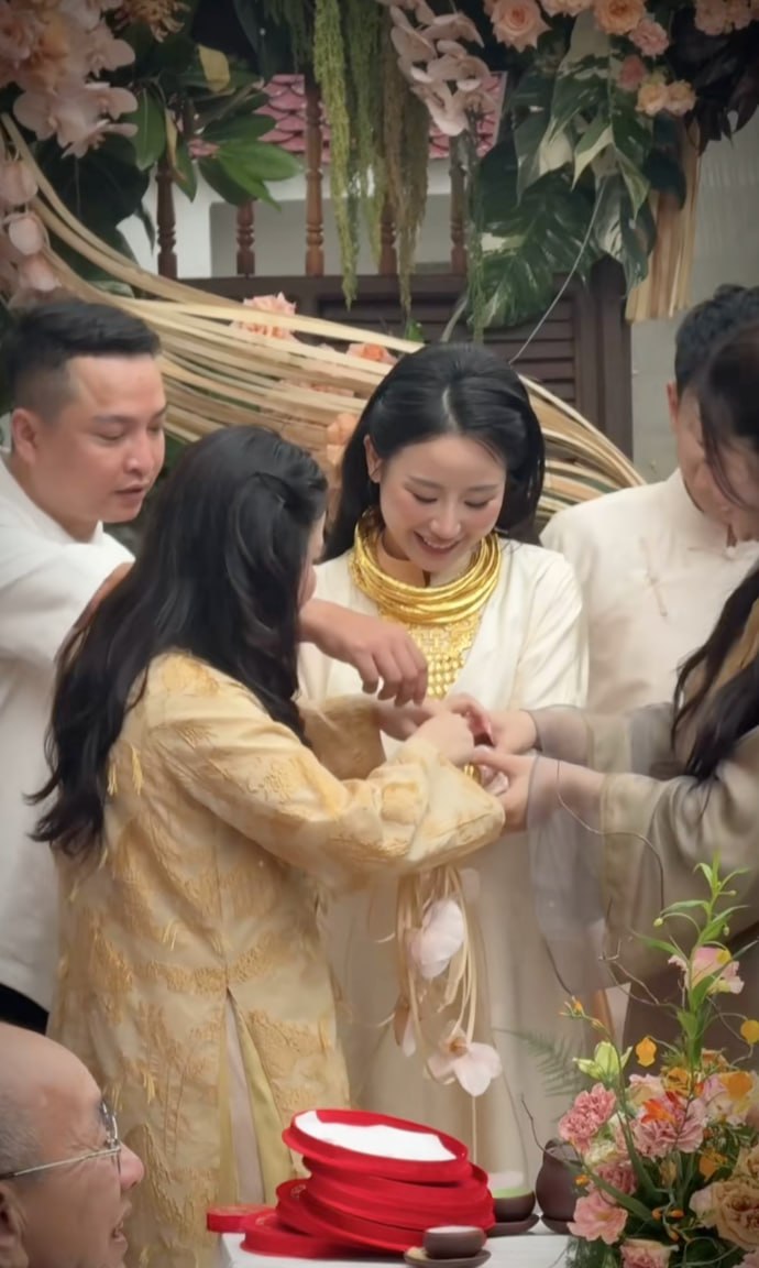 Tiểu thư Hà Tĩnh lên xe hoa “sáng nhất” một vùng: Cô dâu đeo vàng đeo đầy người, gia thế nhà chồng gây tò mò