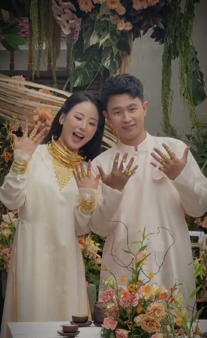 Cô dâu chú rể được trao nhiều quà hồi môn bằng vàng (Nguồn: @phidiepwedding)