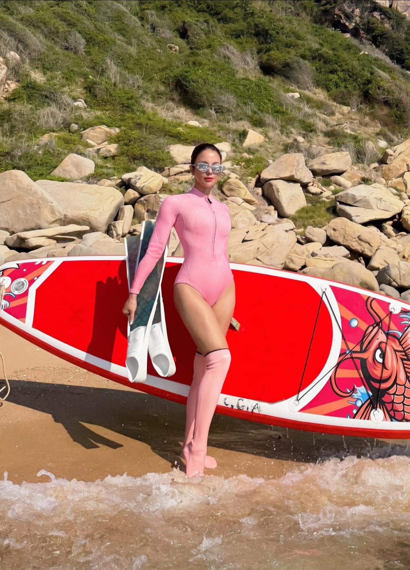 Mỹ nhân showbiz ly hôn xong ngày càng nhuận sắc: U40 mà body nét căng, lên đồ đi biển là chấn động