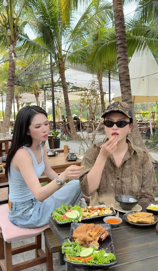 Người đi ăn uống, tụ tập bạn bè, người quay clip bắt trend vui vẻ, khiến dân mạng càng thêm tò mò về mối quan hệ hiện tại. Ảnh: FBNV