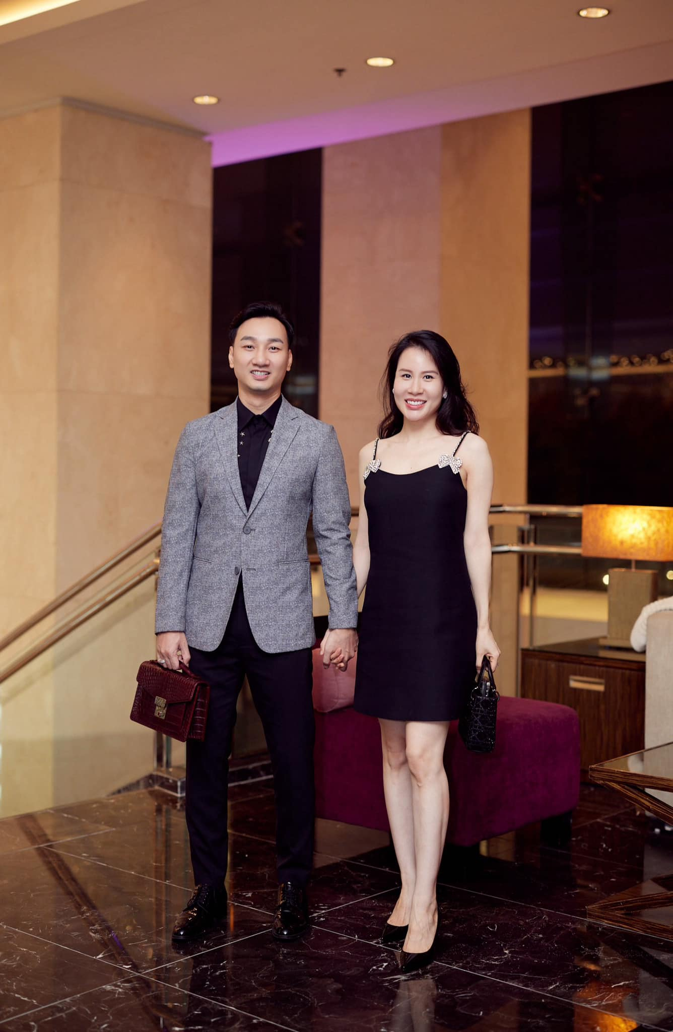 Nam MC cưới cô tiếp viên hàng không kém 8 tuổi: Mua đứt penthouse tặng vợ, độ cưng chiều ngang tổng tài ngôn tình