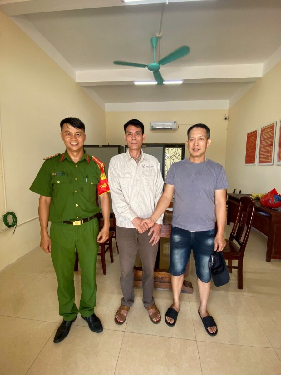 Công an xã Bình Minh hỗ trợ người dân nhận lại số tiền chuyển khoản nhầm trước đó