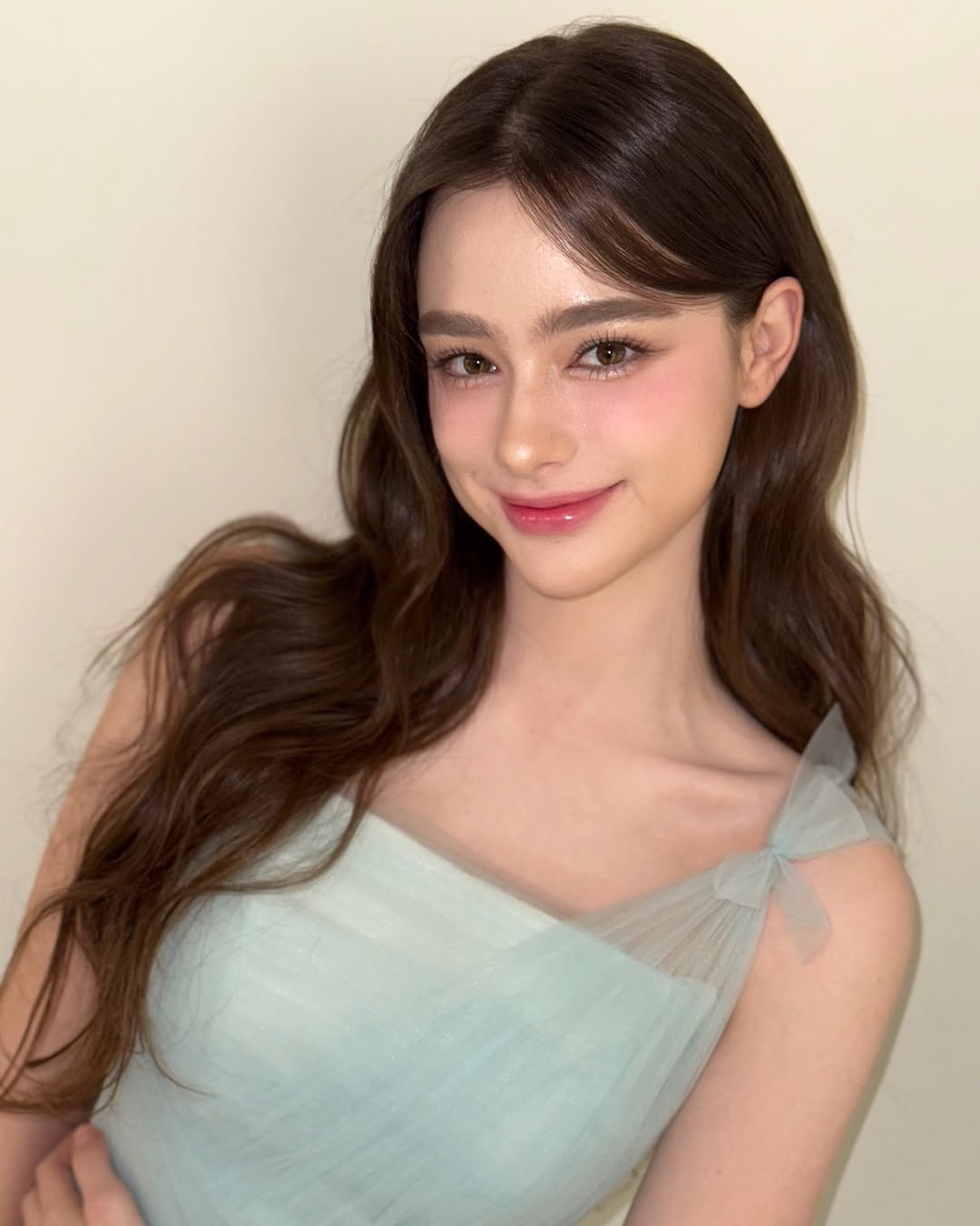 Cô nàng Gen Z có nét đẹp cuốn hút với đôi mắt to long lanh, mũi cao và bờ môi mọng. (Nguồn: Instagram)